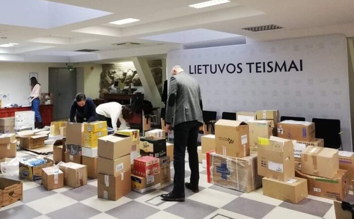 Lietuvos teismų bendruomenė surinko ir perdavė paramą kolegoms iš Ukrainos