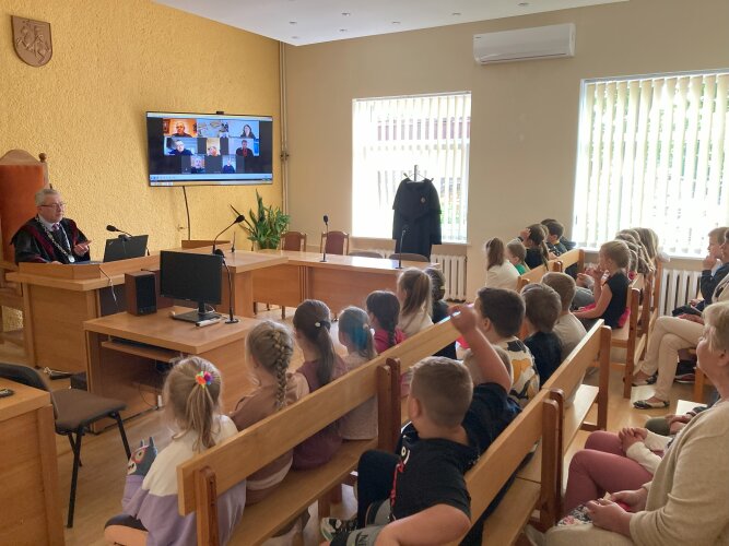 Mokinių vizitas Utenos apylinkės teismo Zarasų rūmuose
