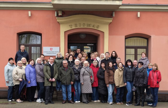 Utenos apylinkės teismo kolektyvas lankėsi Anykščiuose: dėmesys kolegų bendrystei ir dalijimuisi patirtimi